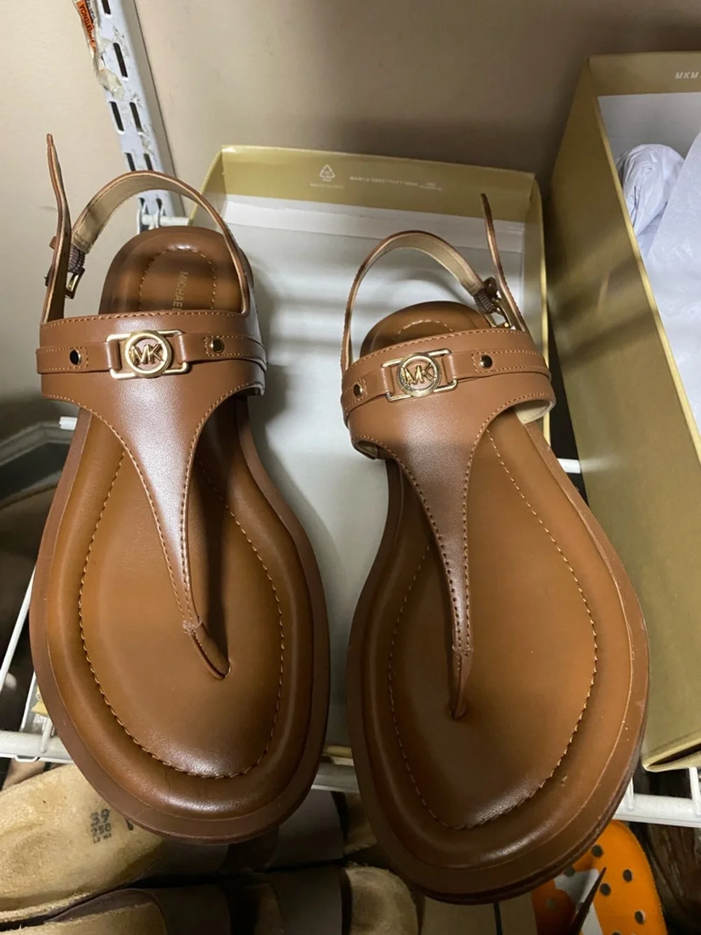 Michael Kors thong sandal - Picture 4 of 7